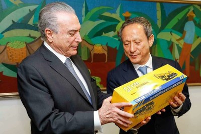 XCMG's chairman Wang Min presented Michel Temer, President of Brazil, with a XCMG crane model.