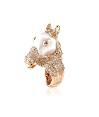 Horse Ring by Buzzanca, one of the Italian made designs included in the many collections showcased by Oro D' Italia. Buzzanca is experienced in diamonds and pearls and delivers high-end and imaginative one-of-a-kind fine jewellery designed with South Sea pearls.