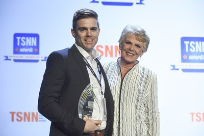 Jared Auld accepting the 2016 TSNN Award for OVERALL Fastest-growing For-profit Show in Attendance with presenter, Sue Trizila, CEO of Wyndham Jade.  Photo credit: (c) The Photo Group 2016