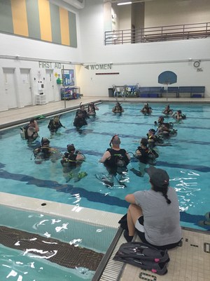 During the lesson, participants were equipped with scuba gear, which they used to traverse various obstacles in the swimming pool.