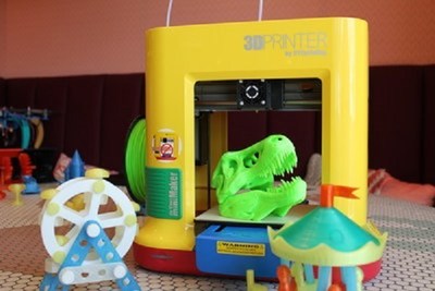 XYZprinting's popular, kid-friendly and education-oriented da Vinci miniMaker (MSRP $249.95) 3D printer will be available online on Toysrus.com.