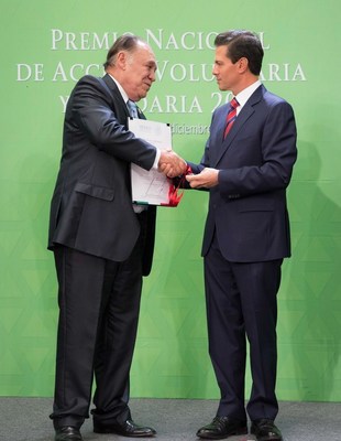 Operation Smile Mexico Executive Director Benjamin Mijangos (Left) receives 2016 National Volunteer and Solidarity Award from Mexico's President Enrique Pena Nieto (Right) for its humanitarian efforts
